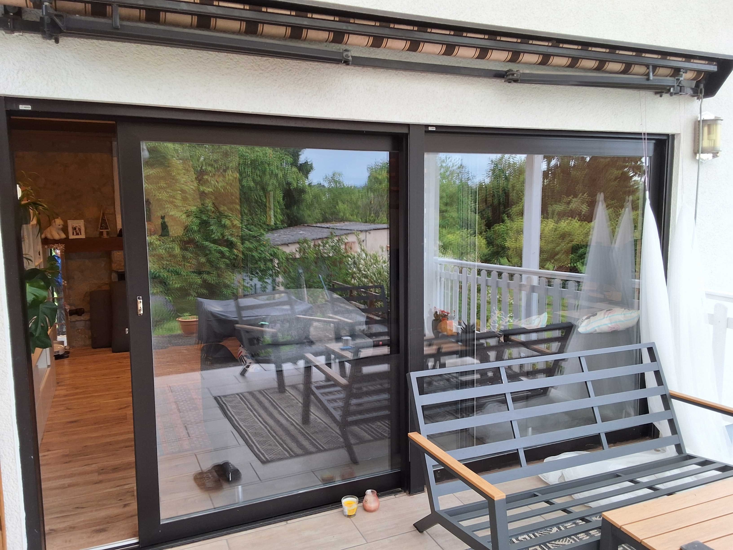 Ein großes Hebe-Schiebe Fenster von 3,9m Breite und 2,1m Höhe mit dunkelbraunem Rahmen.